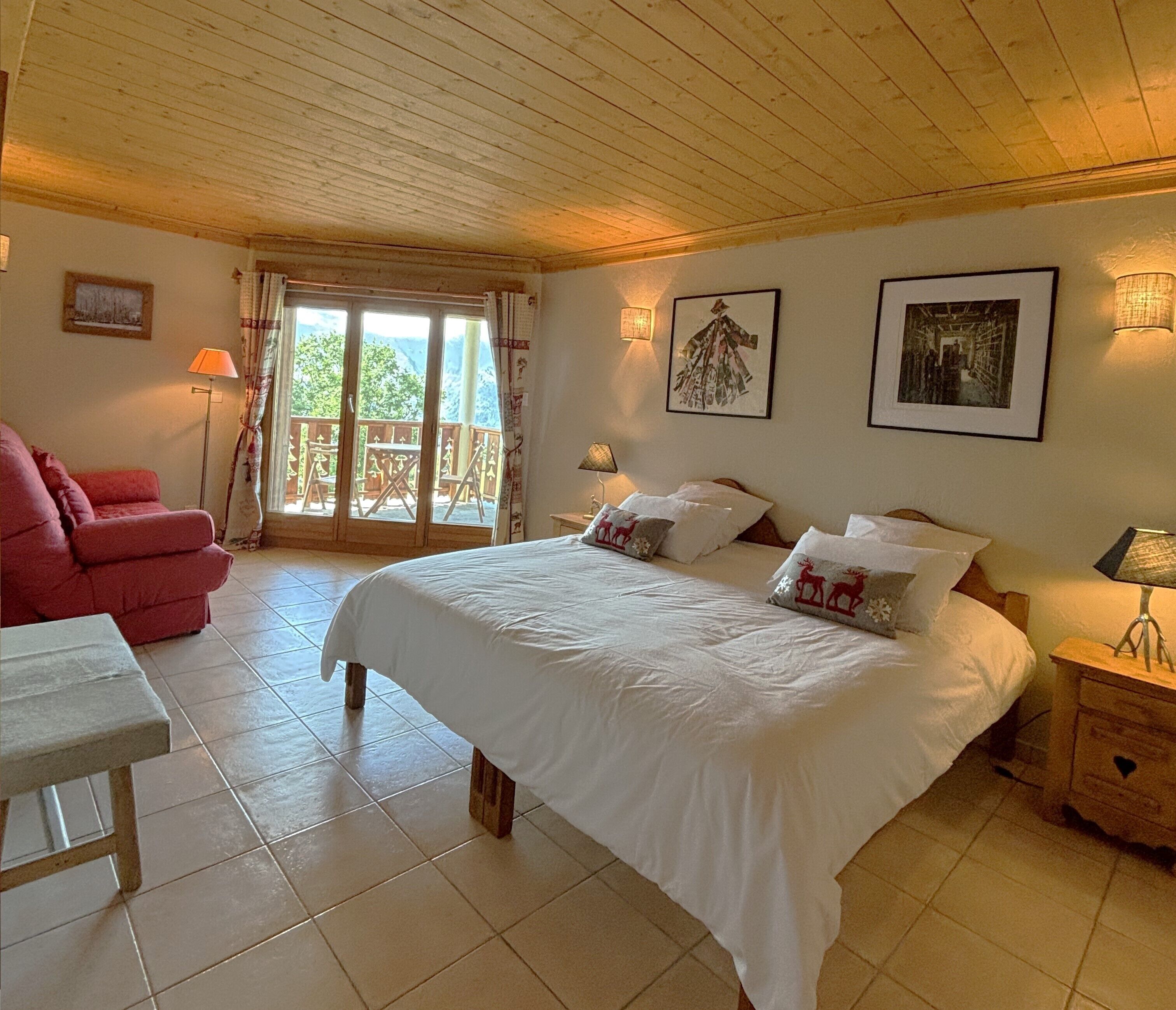 3 chambres, coffres-forts dans les chambres, bureau