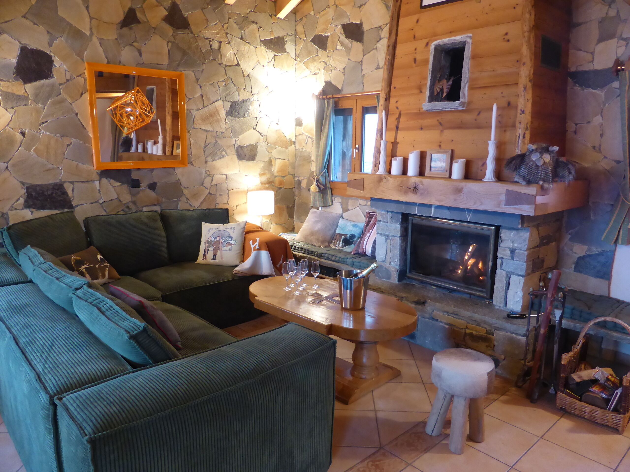 Smart TV, fireplace, DVD player, books