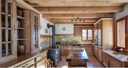 Chalet with view, sleeps 6 to 8, less than 10 minutes from the 3 Vallées slopes.