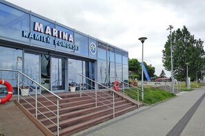 Ein Gebäude mit einem Schild, auf dem 'MARINA KAMIEN POMORSKI' steht.