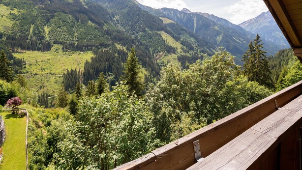 A mountain landscape with a wooden balcony. - Chalet in Mayrhofen Near Ski Slopes (Brandberg)