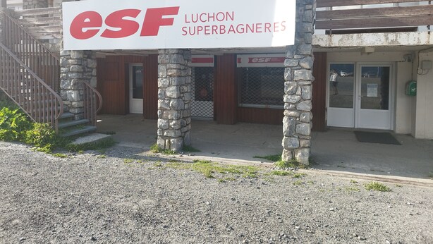 A building with a sign reading "ESF LUCHON SUPERBAGNERES". - Studio apartment at the foot of the slopes (St Aventin)