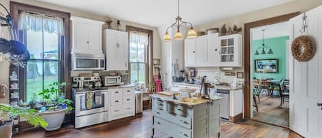 Fridge, coffee/tea maker, ice maker