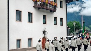 A building with a white facade, multiple windows, and a balcony with colorful flowers. - Apartment in Fugen Near Spieljochbahn (Fuegen)