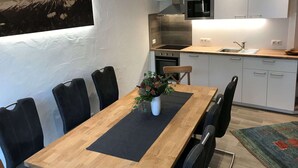 A modern kitchen with a dining area. - Apartment in Fugen Near Spieljochbahn (Fuegen)