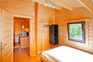 Casa | 2 habitaciones, muebles diferentes y tabla de planchar con plancha