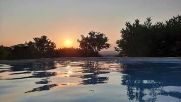 House | Kolam renang | Kolam renang tertutup, kolam renang terbuka