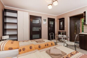 2 habitaciones, muebles diferentes y ropa de cama 