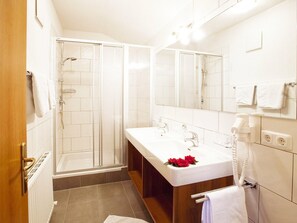 Apartment | Bathroom - Apartment in Ischgl Overlooking the Mountains (Ischgl)