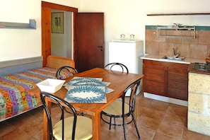 Apartment | Private kitchen - Family Apartment in Guardistallo With Pool (Guardistallo)
