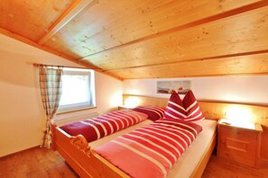 1 habitación, muebles diferentes y ropa de cama 