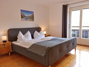 4 bedrooms, bed sheets - Chalet in Fugen Near Spieljochbahn (Fuegen)