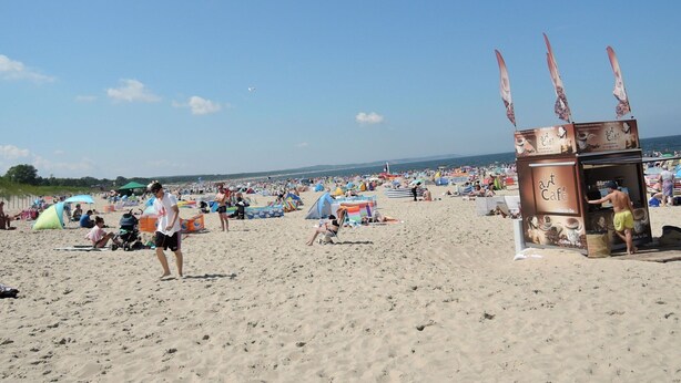 A crowded beach with people sunbathing and walking. - Studio in Poland Near Beach Promenade (Swinoujscie)