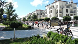 A busy pedestrian area with a sign for 'KANTOR WECHSELSTUBE' indicating a location for currency exchange. - Studio in Poland Near Beach Promenade (Swinoujscie)