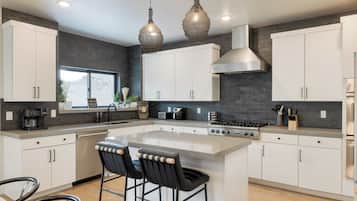 House (4 Bedrooms) | Interior