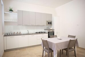 House | Dining - Apartment in Puglia With Wi-fi and Barbecue (Cisternino)
