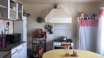 Een koelkast, een magnetron