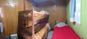 Eenvoudige kamer, meerdere bedden | Gratis wifi, beddengoed