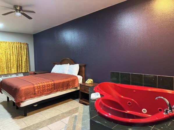 1 bedroom, desk, WiFi, bed sheets - Executive Suite (Edinburg)