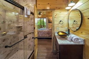 3 chambres, fer et planche à repasser, Wi-Fi, draps fournis