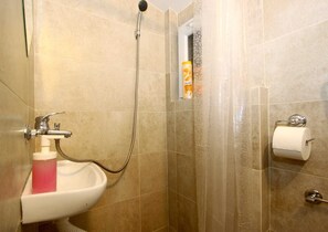 Douche, sĂšche-cheveux, serviettes fournies, savon