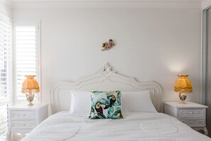 3 bedrooms, desk, iron/ironing board, travel cot - Perfectly Located Tasteful Charm on the Golf Course (Dunsborough)