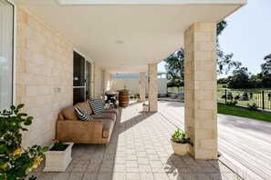 Terrace/patio - Perfectly Located Tasteful Charm on the Golf Course (Dunsborough)
