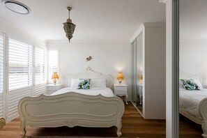 3 soverom, skrivebord, strykejern/-brett og reiseseng for barn