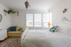 3 slaapkamers, een bureau, een strijkplank/strijkijzer, reisbedje