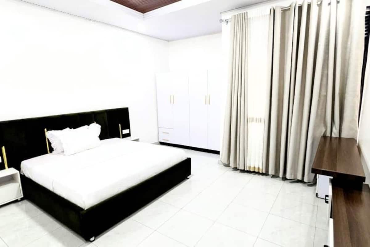 Luxury Double Room, City View | Iron/ironing board, free WiFi