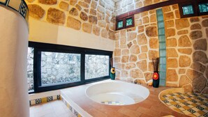 บ้านพักสำหรับครอบครัว, 3 ห้องนอน, ระเบียง, วิวสวน | ห้องน้ำ