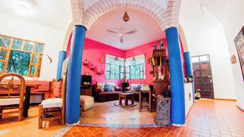 Casa familiar, 3 habitaciones, balcón, vista al jardín | Área de sala de estar | Televisión de 32 cm con canales por cable