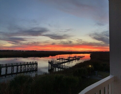 Beautiful, Newly-Renovated Condo on the Altamaha River in Darien with BoatSlip