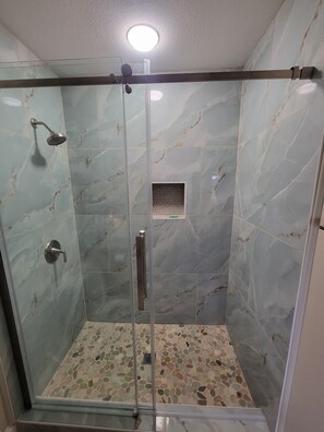 Haartrockner, Handtücher, Seife, Shampoo