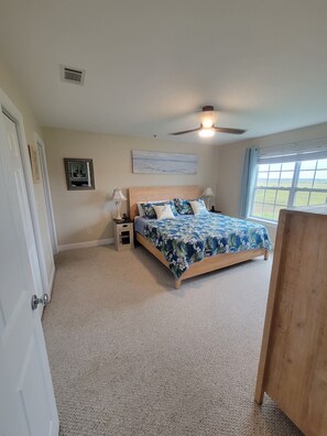 2 bedrooms, desk, iron/ironing board, free WiFi - Beautiful, Newly-Renovated Condo on the Altamaha River in Darien with BoatSlip (Darien)