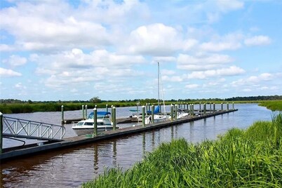 Beautiful, Newly-Renovated Condo on the Altamaha River in Darien with BoatSlip