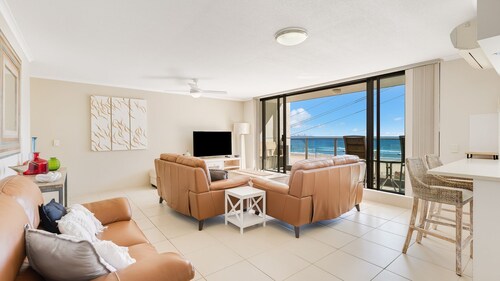 Kirra Gardens Unit 11 On Kirra Beachfront with ocean views and Wi-Fi included
