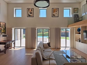 Smart TV y chimenea 