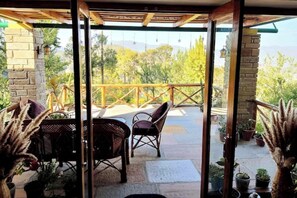 Outdoor dining - Cozy bungalow nestled in the Himalayas, snow-capped peaks, Kumaoni culture. (Balta)