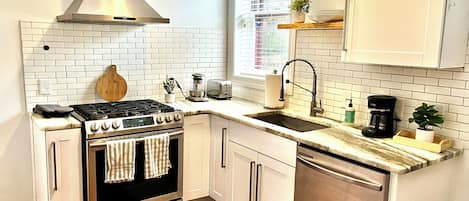 Refrigerador, microondas, horno y parrilla de estufa