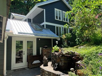 Beautiful rural  getaway with private suite  full kitchen, wifi and sauna.