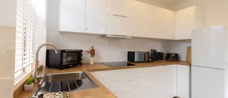 Fridge, microwave, oven, stovetop