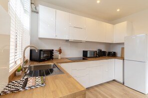 Fridge, microwave, oven, stovetop - Open Mind Property - Apartment with 2 Beds (Portsmouth)