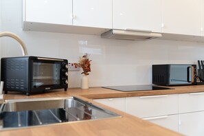 Geladeira, micro-ondas, fogão, cooktop