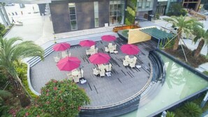 A rooftop terrace with outdoor seating and a pool. - Starry Four Sea Hotel (Foshan)