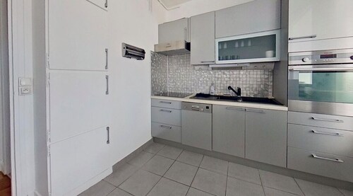 Paris est à 2 station ( M14)