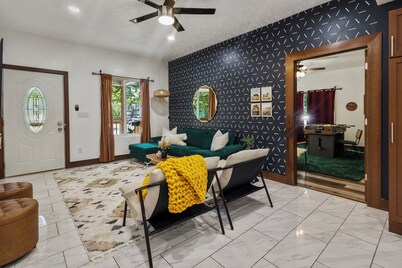 Luxe 4bd - Movie, Games - Centrally Located