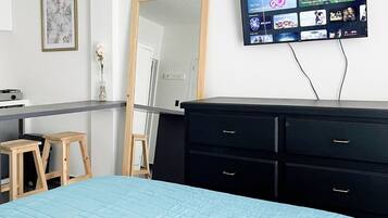Studio phong cách cổ điển, sân hiên, quang cảnh thành phố | 1 phòng ngủ, khu vực làm việc phù hợp cho laptop