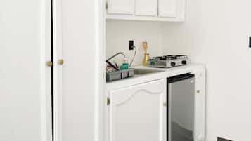 Classic Studio, Patio, Garden View | Private kitchen | Mini-fridge, cookware/dishes/utensils