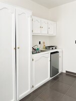 Estudio clásico, patio, vistas al jardín | Cocina privada | Frigorífico pequeño y utensilios de cocina